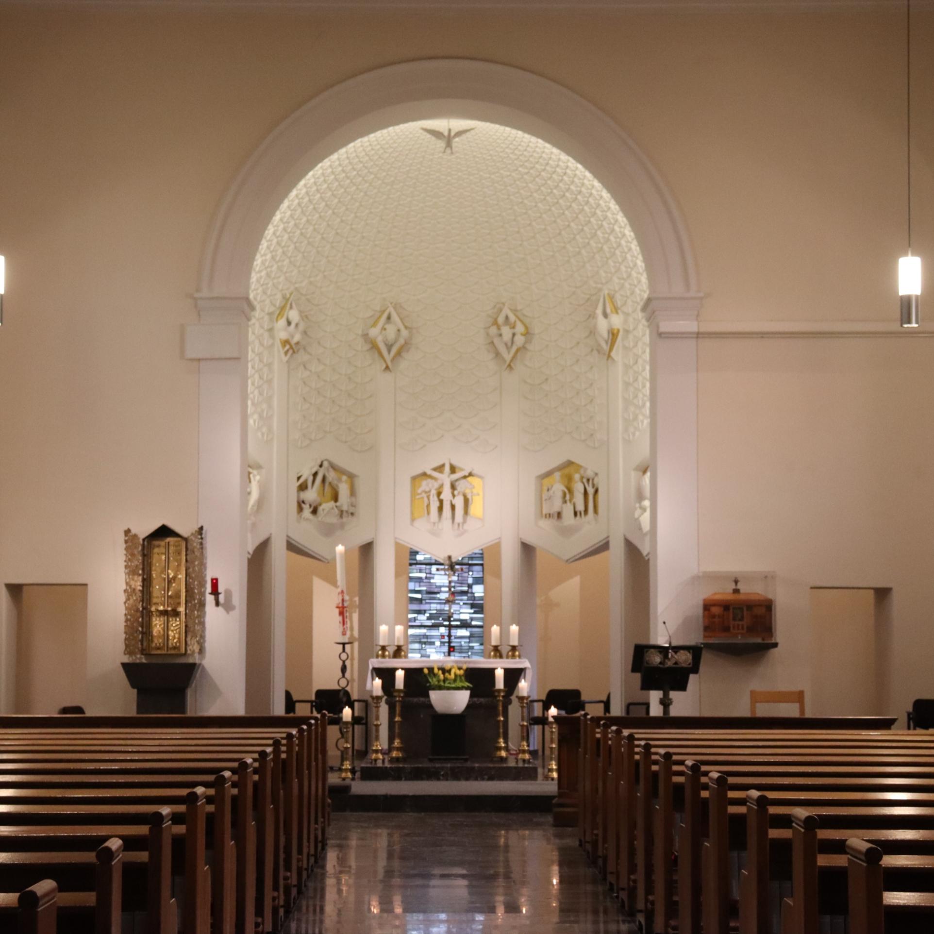 Kirchenschiff Blick vom Eingang (c) Carolin Stecher Kirchenschiff Blick vom Eingang