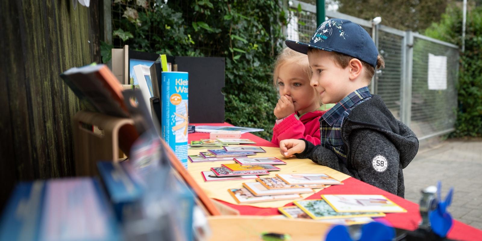 Die Kinder in der Caritas Kindertagesstätte Sonnenblume gestalten, gemeinsam mit den Erzieherinnen und Erziehern, ihren Alltag nachhaltig: Beim Frühstück achten alle darauf, möglichst auf Plastikverpackungen zu verzichten. Das Wasser kommt aus einem Sprudelautomaten, damit keine Einwegflaschen genutzt werden müssen. Mittags kocht eine Köchin für über hundert Kinder täglich frisch, die Essensabfälle werden kompostiert. Der Kompost wird dann wiederum genutzt, um das Obst und das Gemüse in den eigenen Hochbeeten zu düngen. In Planung ist auch die Anschaffung eines Lastenrades, um die entsprechenden Einkäufe nicht mehr mit dem Auto, sondern mit dem Rad zu erledigen.